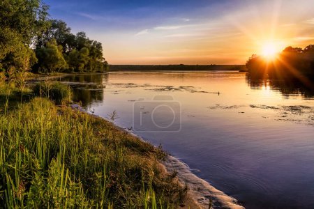 Téléchargez les photos : Coucher de soleil sur la rivière - en image libre de droit