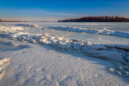 Foto de Hermoso fondo de la naturaleza. Río congelado al amanecer - Imagen libre de derechos