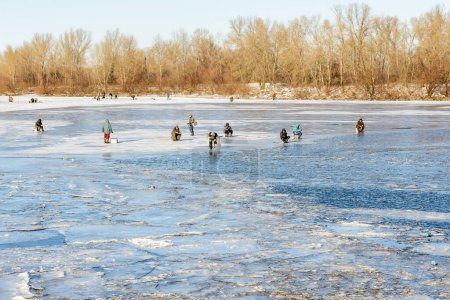 Téléchargez les photos : Pêcheurs sur la rivière Frozen, lieu de voyage sur fond - en image libre de droit