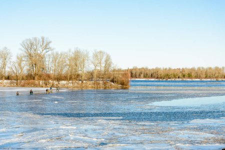 Téléchargez les photos : Pêcheurs sur la rivière Frozen - en image libre de droit
