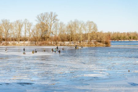 Téléchargez les photos : Pêcheurs sur la rivière Frozen - en image libre de droit