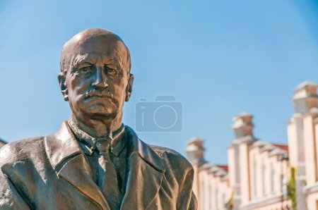 Téléchargez les photos : Statue d'Igor Sikorsky gros plan - en image libre de droit