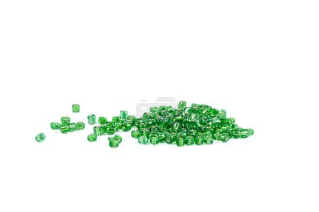 Téléchargez les photos : Perles vertes sur fond blanc - en image libre de droit