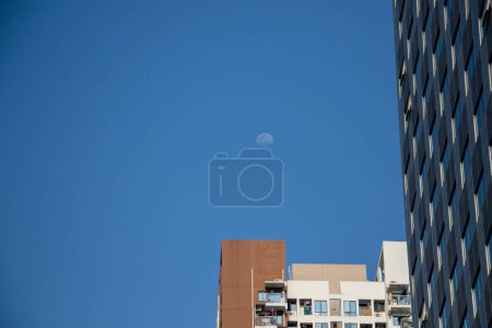 Téléchargez les photos : Immeuble de bureaux moderne sur ciel bleu - en image libre de droit