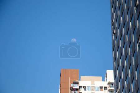 Téléchargez les photos : Immeuble de bureaux moderne sur ciel bleu - en image libre de droit