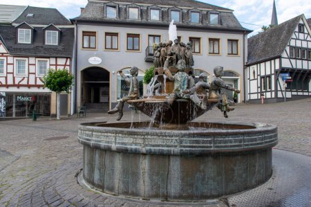 Téléchargez les photos : Fontaine du Conseil (Ratsbrunnen) à Linz sur le Rhin. Détail de l'homme politique - en image libre de droit