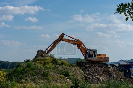 Téléchargez les photos : Fiat Hitachi Excavatrice travaillant dans une fosse de sable - en image libre de droit