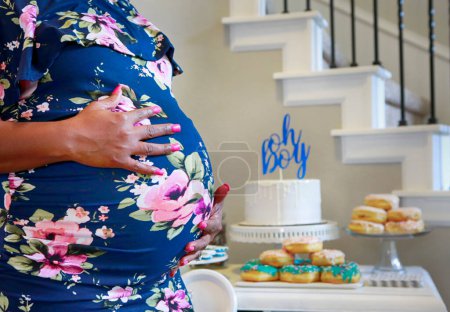 Téléchargez les photos : Attendre bébé garçon gros plan du ventre - en image libre de droit