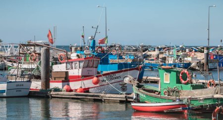 Foto de Vista del puerto pesquero de Setúbal y sus barcos pesqueros, Portugal - Imagen libre de derechos