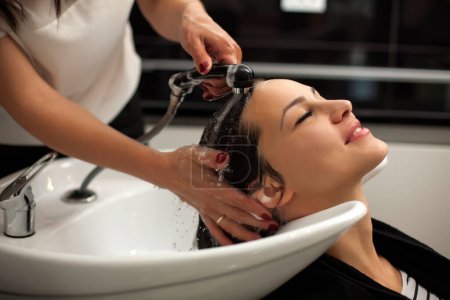 Téléchargez les photos : Lavage des cheveux dans le salon de coiffure - en image libre de droit