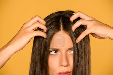 Foto de Mujer con picazón en el cuero cabelludo - Imagen libre de derechos