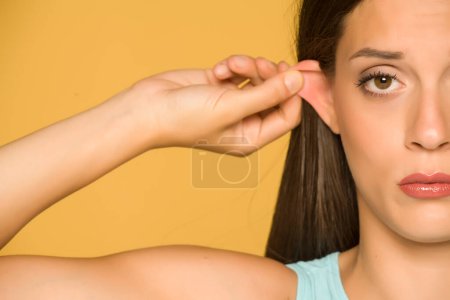 Téléchargez les photos : Femme tirant son oreille - en image libre de droit