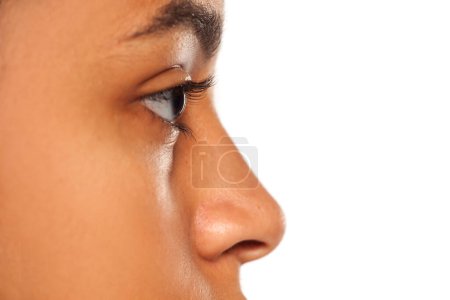 Téléchargez les photos : Eye without makeup of dark skinned female - en image libre de droit