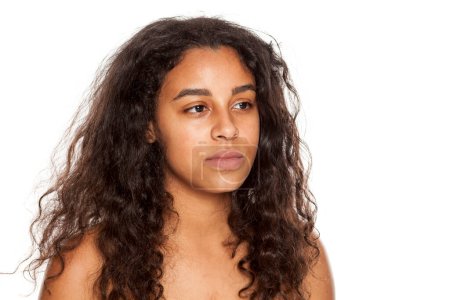 Téléchargez les photos : "portrait d'une jeune femme sérieuse à la peau foncée sans maquillage" - en image libre de droit