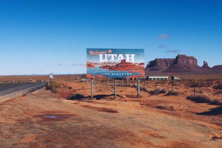 Téléchargez les photos : Bienvenue dans l'État de l'Utah Connectez-vous le long de l'US-163 près de Monument Valley - en image libre de droit