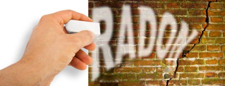 Foto de La mano elimina el gas radón de una pared de ladrillo agrietado con gas radón - Imagen libre de derechos