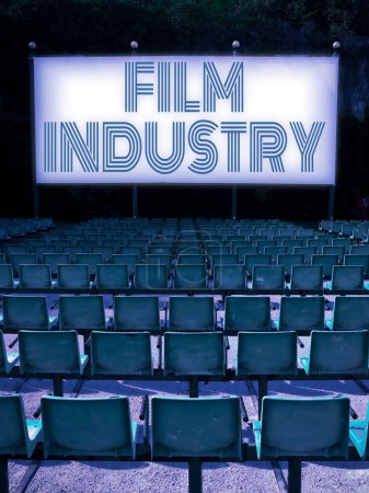 Téléchargez les photos : Cinéma de plein air avec chaises en plastique dans une rangée et industrie du film - en image libre de droit