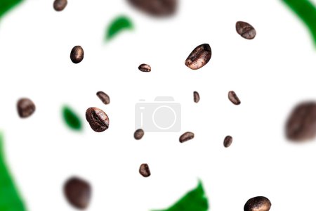 Foto de Granos de café y levitación de hojas - Imagen libre de derechos
