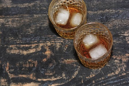 Téléchargez les photos : Whisky en verre avec des cubes de glace - en image libre de droit
