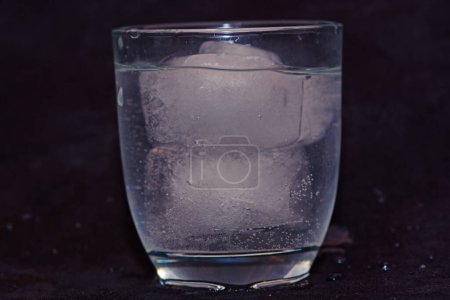 Téléchargez les photos : Verre d'eau et de glace - en image libre de droit