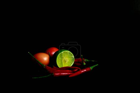 Foto de Verduras frescas sobre un fondo negro - Imagen libre de derechos