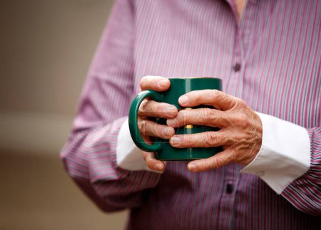 Foto de Las manos viejas sostiene la taza de té - Imagen libre de derechos