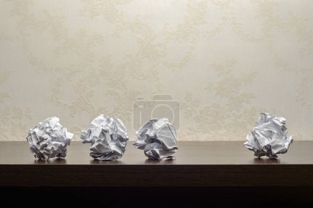 Foto de Bolas de papel arrugadas en la mesa - Imagen libre de derechos