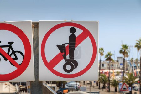 Téléchargez les photos : Signalisation routière interdisant l'accès aux vélos et Segway - en image libre de droit