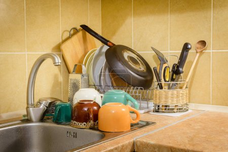 Téléchargez les photos : Vaisselle et vaisselle Séchage dans la cuisine - en image libre de droit