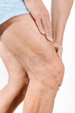 Téléchargez les photos : Athlete man feeling pain to the knee and to the quadriceps - en image libre de droit