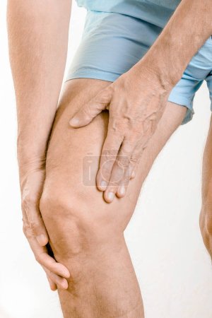 Foto de Athlete man feeling pain to the quadriceps and to the knee - Imagen libre de derechos