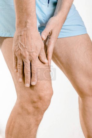 Téléchargez les photos : Athlete man feeling pain to the quadriceps - en image libre de droit