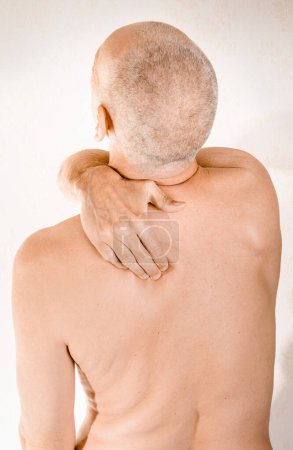 Téléchargez les photos : Homme souffrant de vertèbres thoraciques ou de douleurs musculaires du trapèze - en image libre de droit