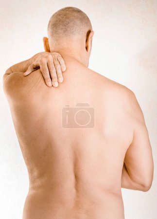 Téléchargez les photos : Homme souffrant de douleurs musculaires du trapèze - en image libre de droit