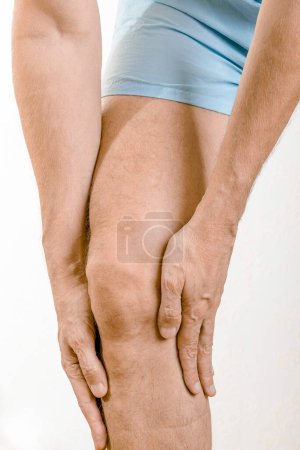 Téléchargez les photos : "Athlete man feeling pain to the quadriceps" - en image libre de droit