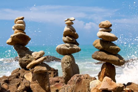 Téléchargez les photos : Pile de pyramide de pierre sur une plage - en image libre de droit