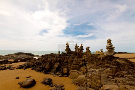Foto de Equilibrio zen piedra en costa marina - Imagen libre de derechos