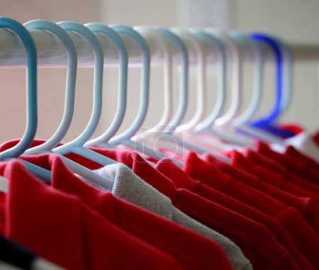 Téléchargez les photos : Chemises sur cintres dans le magasin, gros plan - en image libre de droit