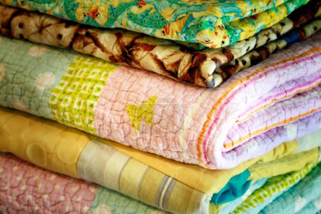 Téléchargez les photos : Pile de couvertures pour bébés fond - en image libre de droit