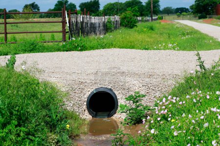 Téléchargez les photos : Tuyau de drainage sur fond de nature - en image libre de droit