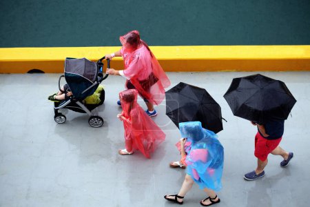Téléchargez les photos : Vue sur Marcher sous la pluie - en image libre de droit