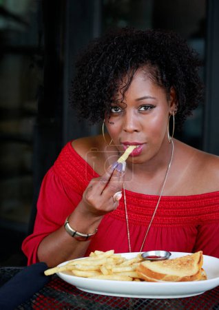 Téléchargez les photos : Femme dégustant un petit déjeuner - en image libre de droit