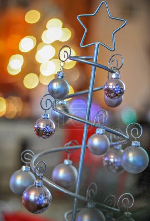 Foto de Decoraciones en una mesa de Navidad - Imagen libre de derechos
