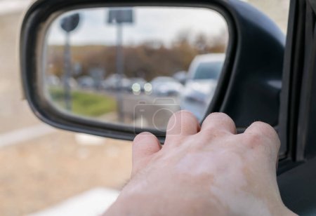 Téléchargez les photos : Une main d'homme repose sur la porte de la voiture - en image libre de droit