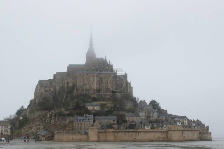 Téléchargez les photos : Le Mont Saint Michel est un petit site du patrimoine mondial de l'UNESCO situé sur une île située juste au large des côtes de la région de Basse-Normandie dans le nord de la France. - en image libre de droit