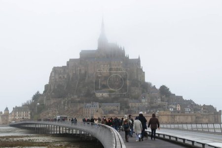 Foto de Mont Saint Michel es un pequeño sitio declarado Patrimonio de la Humanidad por la UNESCO situado en una isla frente a la costa de la región de Baja Normandía, en el norte de Francia. - Imagen libre de derechos