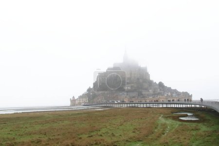 Foto de Mont Saint Michel es un pequeño sitio declarado Patrimonio de la Humanidad por la UNESCO situado en una isla frente a la costa de la región de Baja Normandía, en el norte de Francia. - Imagen libre de derechos