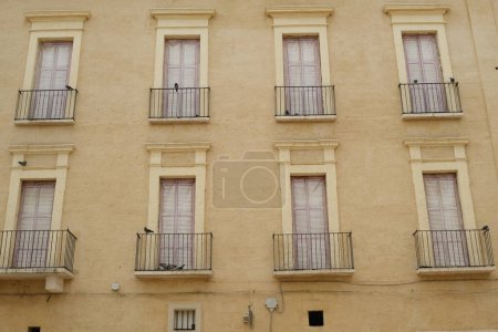 Foto de Fachada de un palacio mediterráneo con ventanas y balcones. - Imagen libre de derechos