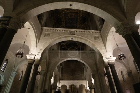 Téléchargez les photos : Intérieur de la basilique de San Nicola à Bari. Arcs, colonnes - en image libre de droit