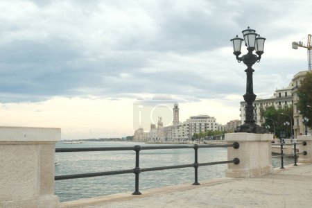 Téléchargez les photos : Promenade de Bari avec les bâtiments du village de Murattiano. - en image libre de droit